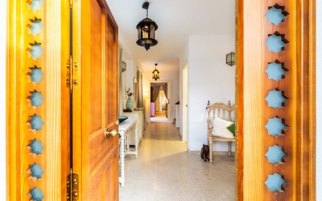 Puerta principal a la propiedad